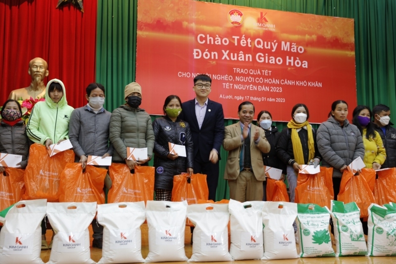 Quỹ từ thiện Kim Oanh tặng 8.000 phần quà Tết và giúp xây 10 căn nhà tình thương