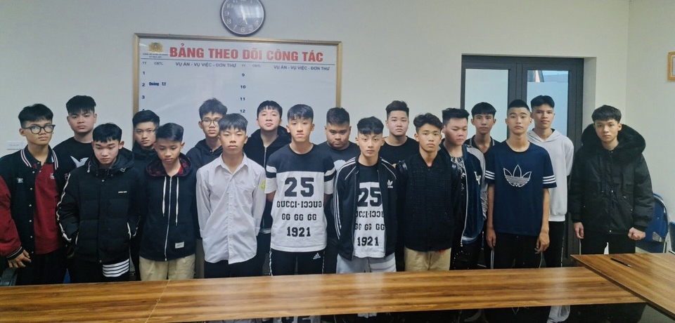 Kịp thời ngăn chặn 24 thiếu niên mang dao đi hỗn chiến ở Hà Nội