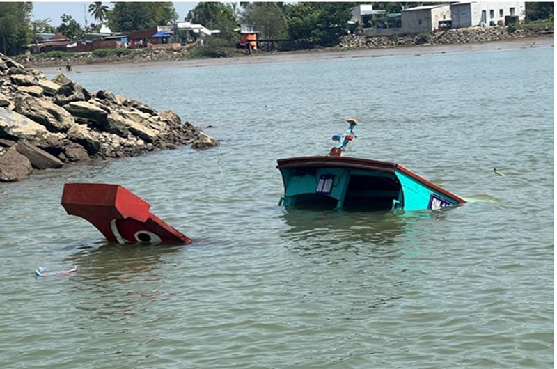 Điều tra nguyên nhân vụ lật thuyền trên sông Đồng Nai     