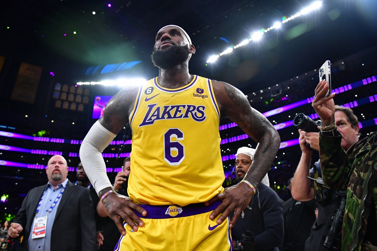 LeBron James trở thành tay ném vĩ đại nhất lịch sử NBA