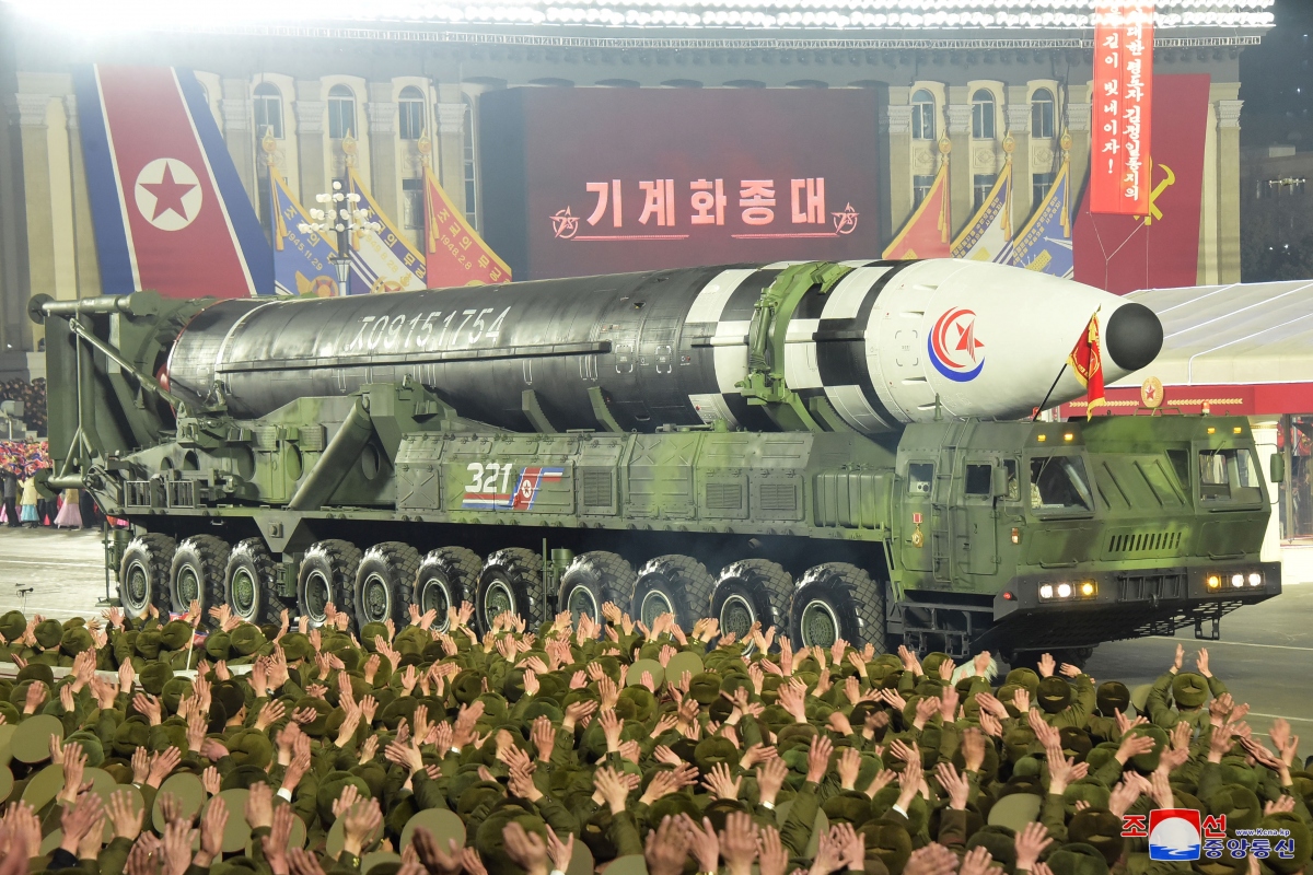 Triều Tiên trình diễn Hwasong-17 trong cuộc duyệt binh ban đêm