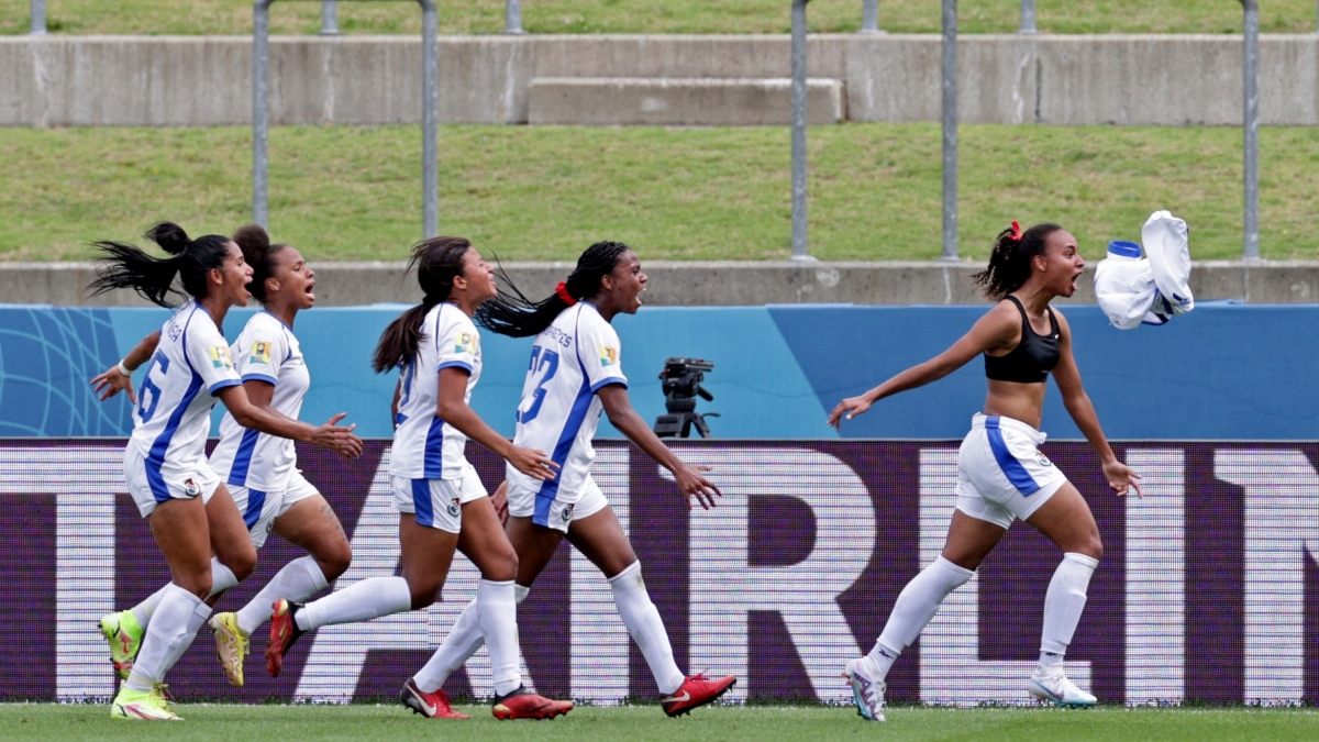 Cầu thủ nữ cởi áo ăn mừng khi giúp đội nhà giành quyền dự World Cup