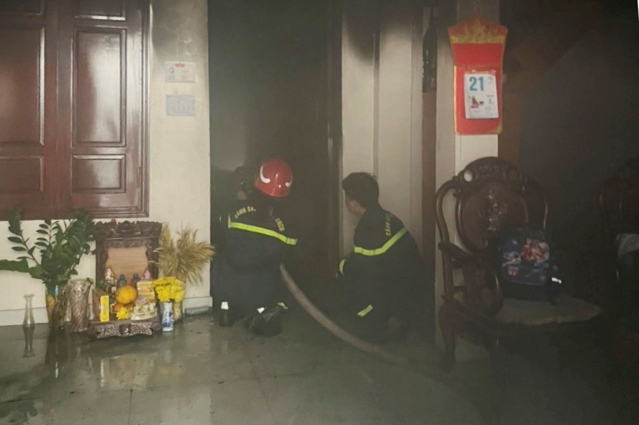Cứu 3 người mắc kẹt trong đám cháy tại Hải Phòng