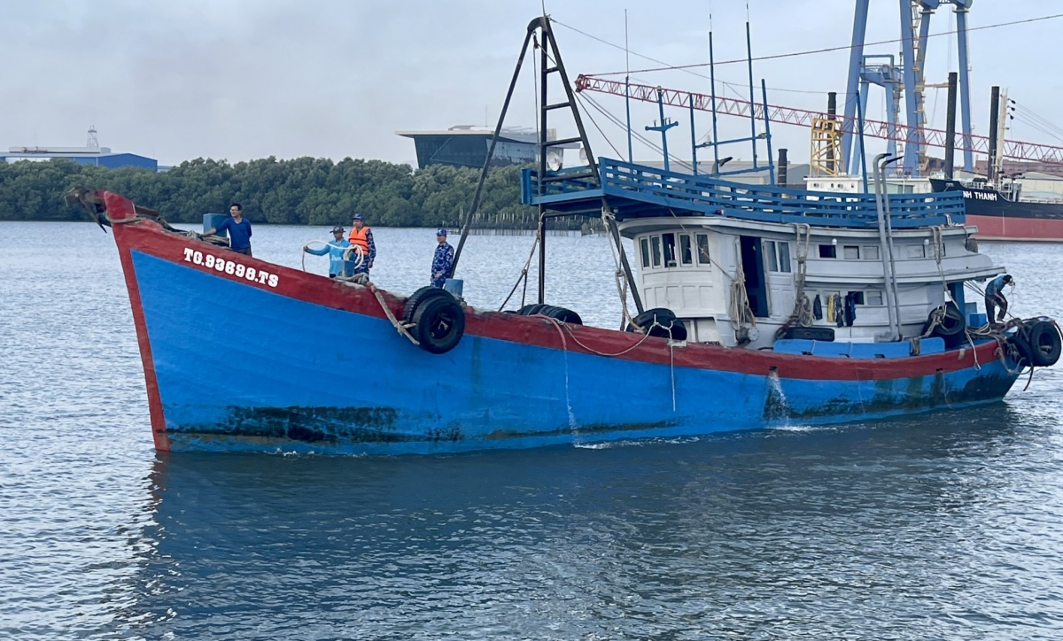 Cảnh sát biển tạm giữ tàu cá chở 25.000 lít dầu DO không rõ nguồn gốc