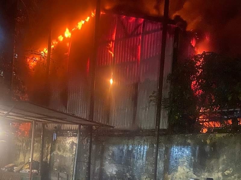 Nhà xưởng tại Hà Nội bùng cháy dữ dội trong đêm