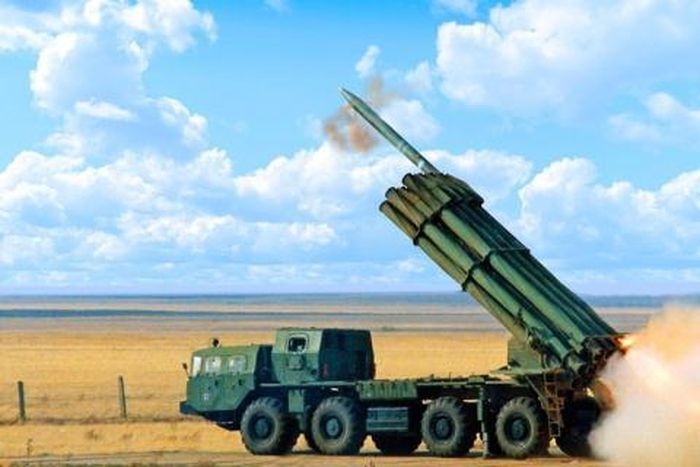 Binh sỹ Nga vận hành hệ thống pháo phản lực MRLS tấn công mục tiêu tại Ukraine