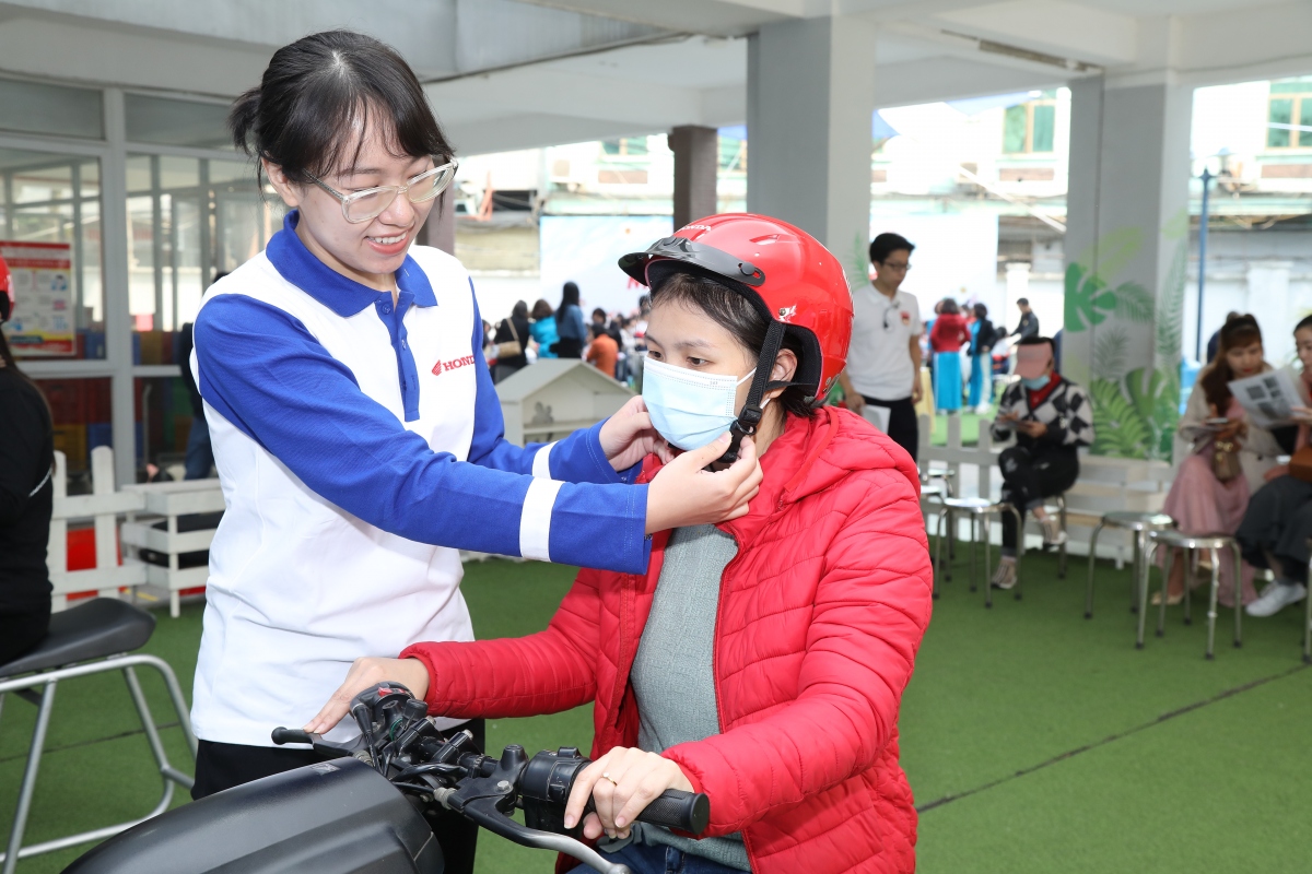Honda Việt Nam trao tặng hàng trăm nghìn mũ bảo hiểm cho học sinh tiểu học