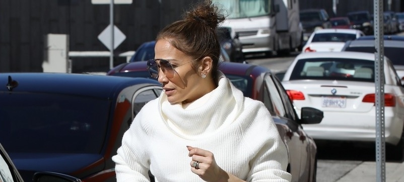 Jennifer Lopez ở tuổi 53 vẫn tự tin diện quần jeans "rách" ra phố