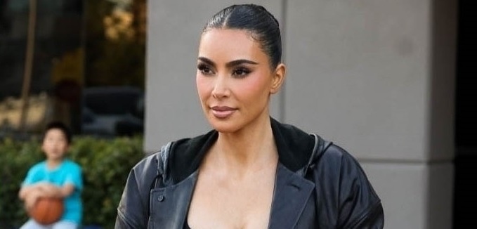 Kim Kardashian diện "cây đen" sành điệu đến xem đấu bóng rổ