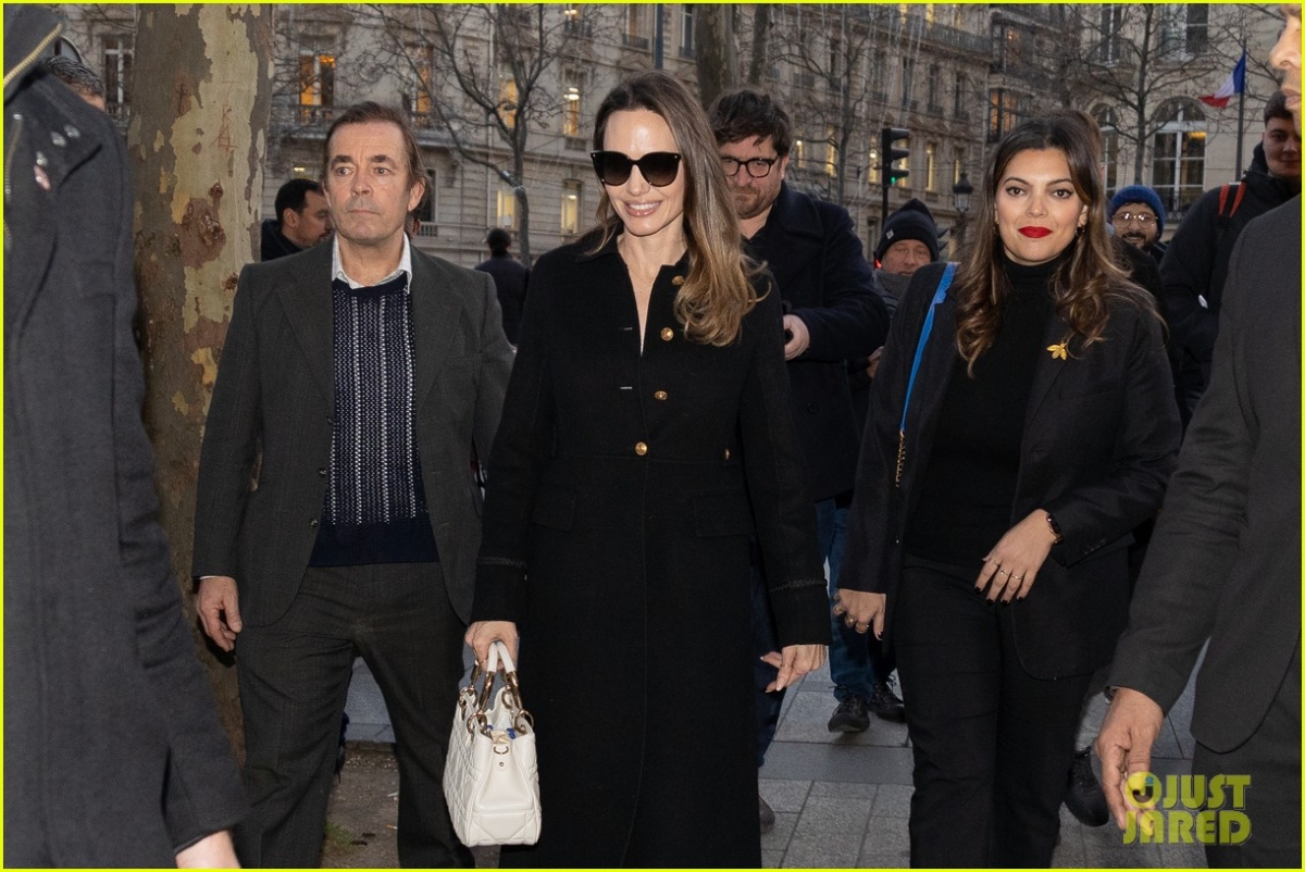 Angelina Jolie được đông đảo fans vây quanh khi đến Paris