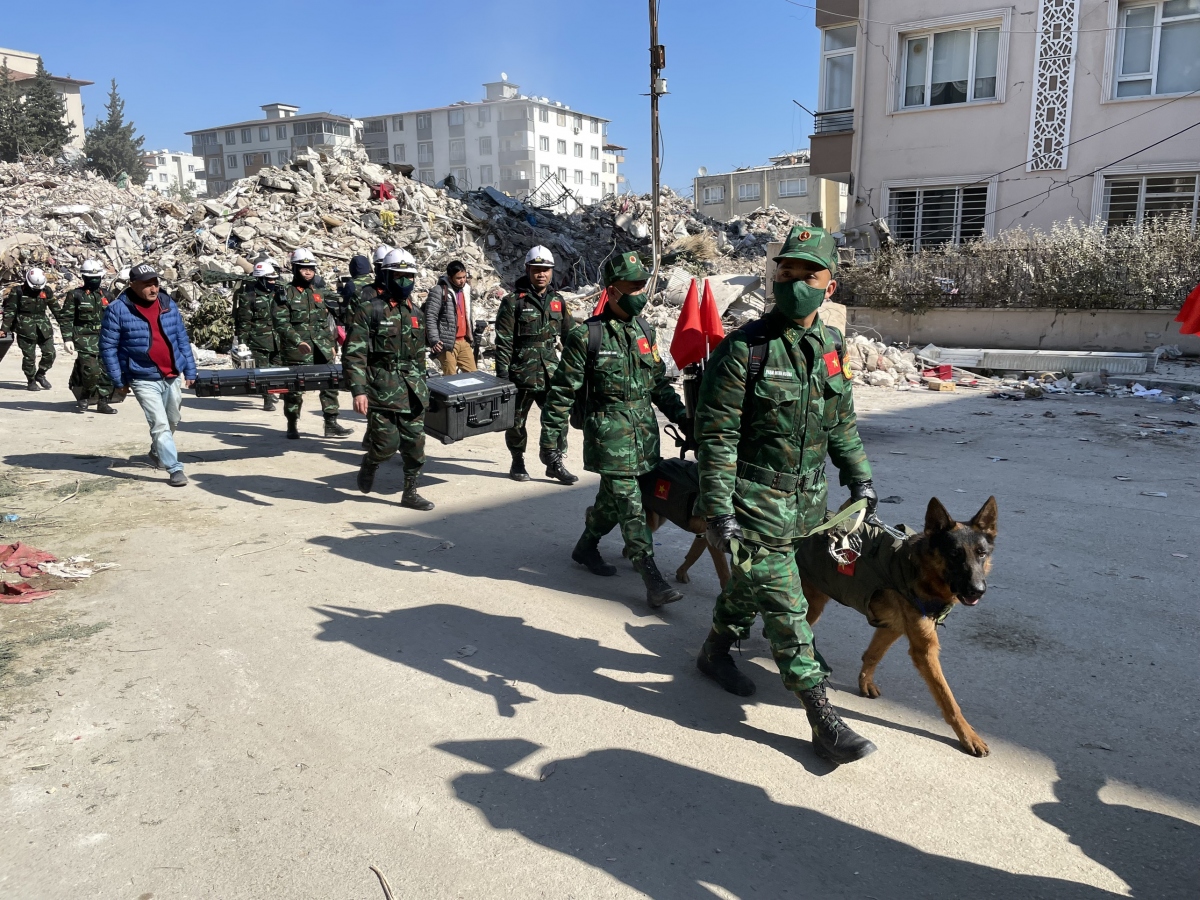 Đoàn của Bộ Quốc phòng bắt đầu công cuộc tìm kiếm nạn nhân ở Hatay, Thổ Nhĩ Kỳ