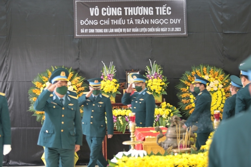 Đồng đội, người thân nghẹn ngào tiễn biệt Thiếu tá phi công Trần Ngọc Duy