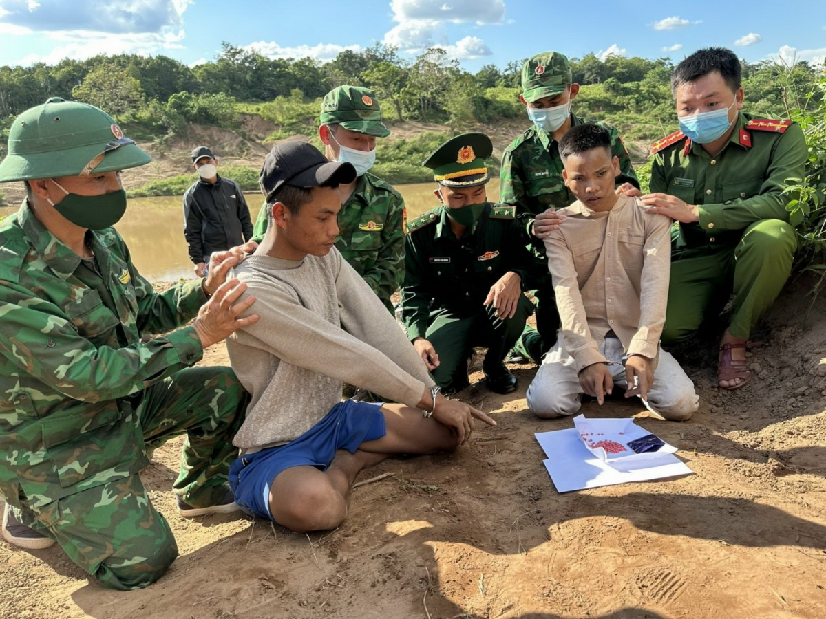 Mật phục bắt tội phạm ma túy tại biên giới Quảng Trị