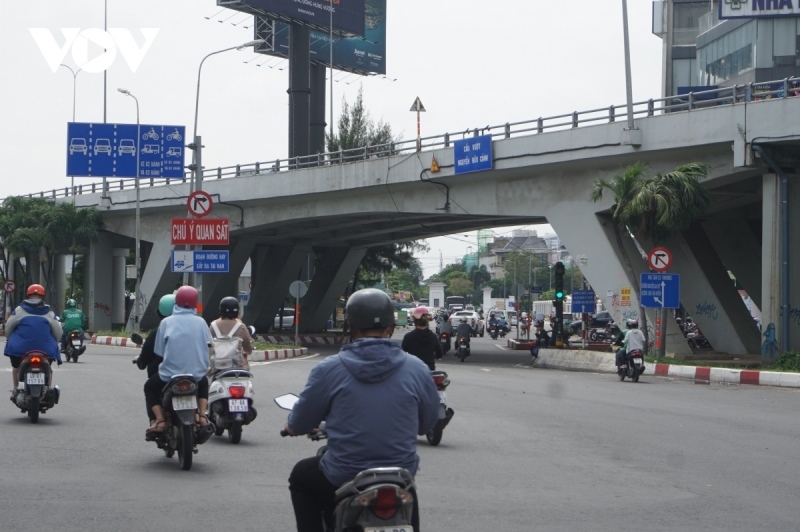 Cầu vượt Nguyễn Hữu Cảnh sắp thông tuyến trở lại