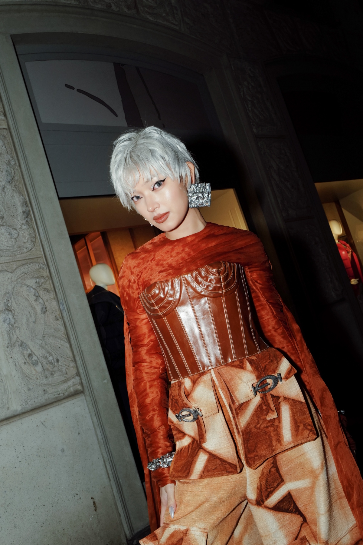 Châu Bùi diện trang phục của NTK Việt Nam trong sự kiện mở màn Milan Fashion Week