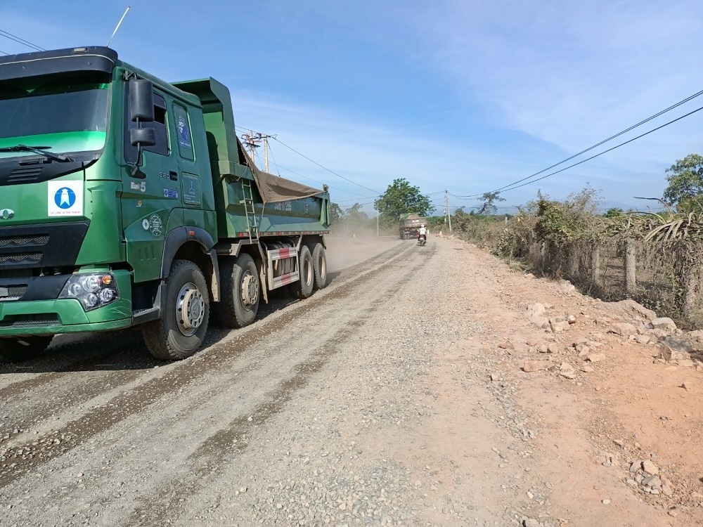 Nhiều tuyến đường vận chuyển vật liệu thi công đường cao tốc ở Bình Thuận bị băm nát