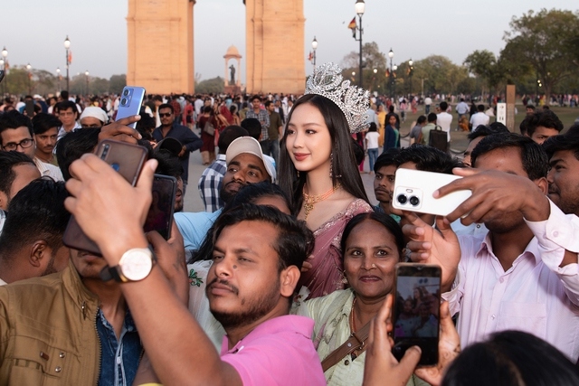 Chuyện showbiz: Hoa hậu Bảo Ngọc được người hâm mộ vây kín tại Ấn Độ