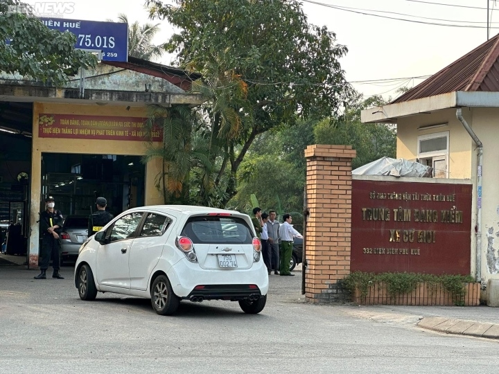Công an khám xét tại Trung tâm Đăng kiểm xe cơ giới Thừa Thiên - Huế