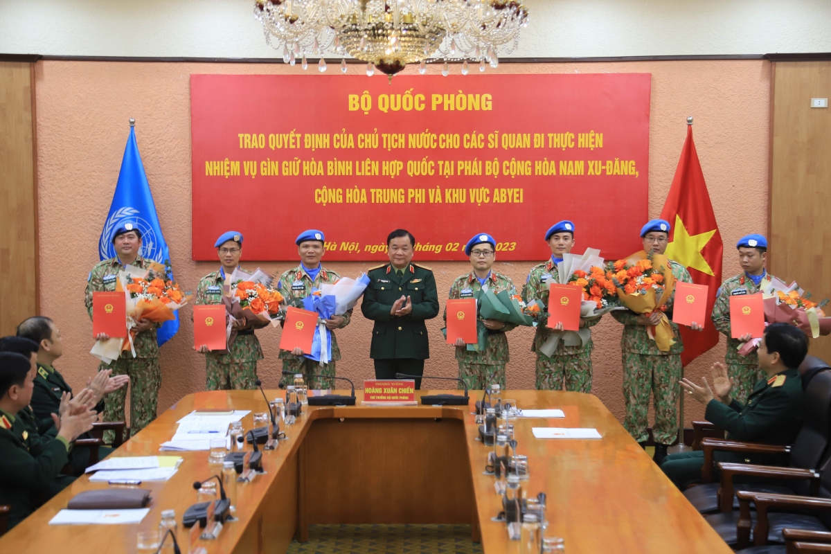 Trao quyết định của Chủ tịch nước cho 7 sĩ quan làm nhiệm vụ gìn giữ hòa bình