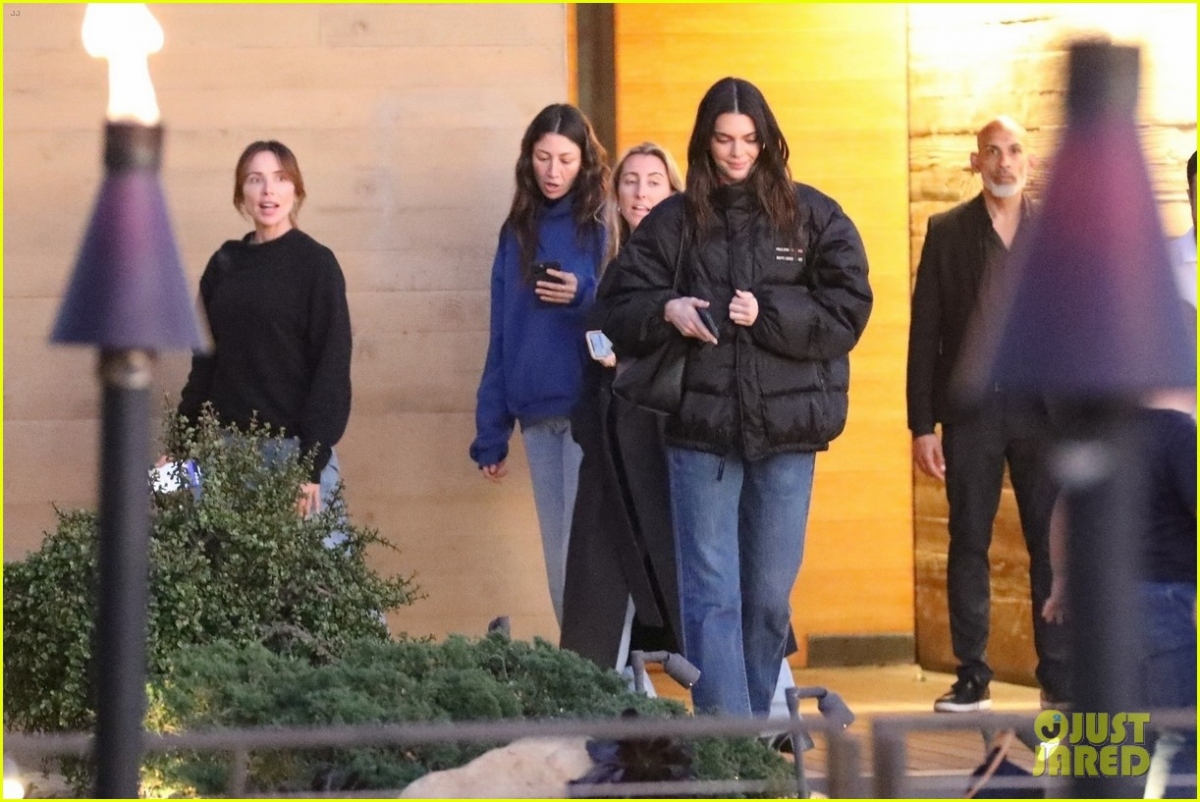 Kendall Jenner để mặt mộc xinh đẹp đi ăn tối cùng bạn bè sau khi chia tay