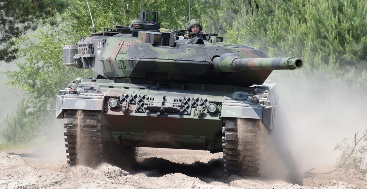 Cận cảnh binh sỹ Ukraine huấn luyện vận hành xe tăng Leopard 2 trên thao trường