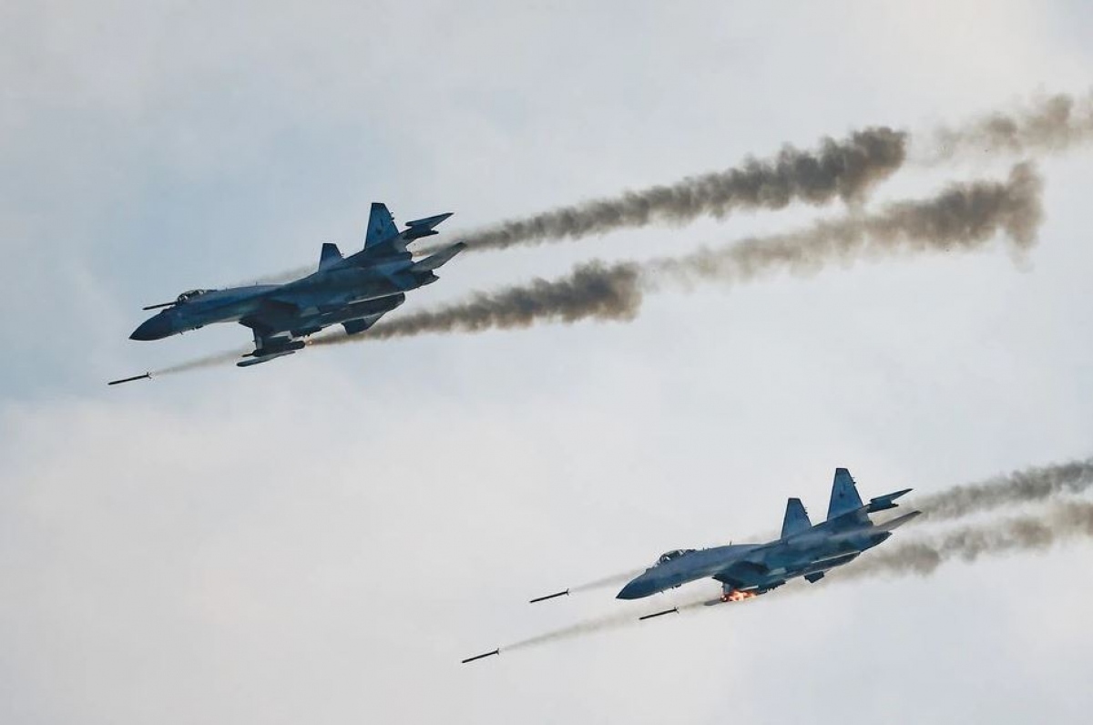 NATO cảnh giác cao độ khi Nga tập kết máy bay gần biên giới Ukraine