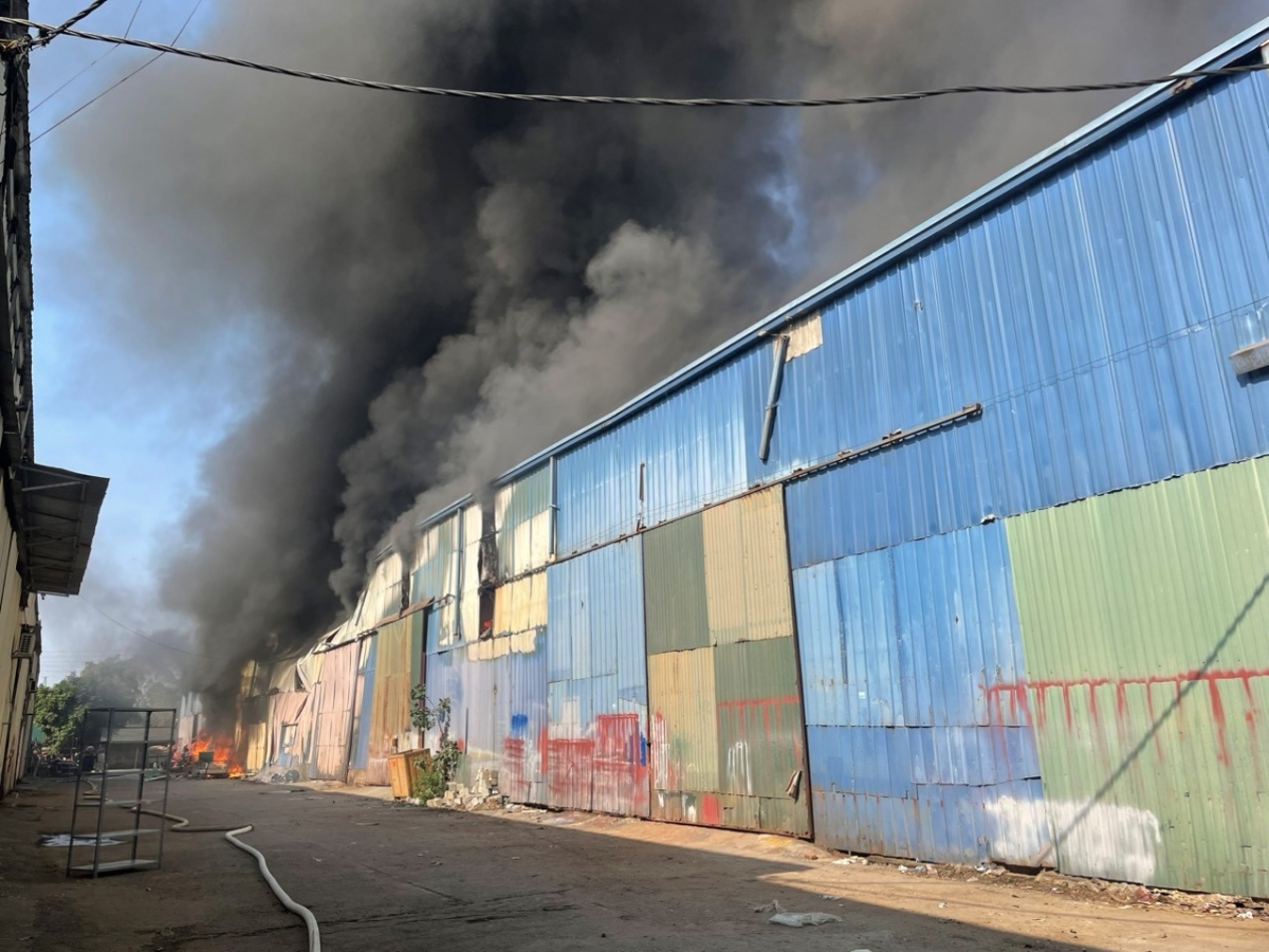 Cháy gần 1.500m2 nhà xưởng tại Thanh Oai, Hà Nội