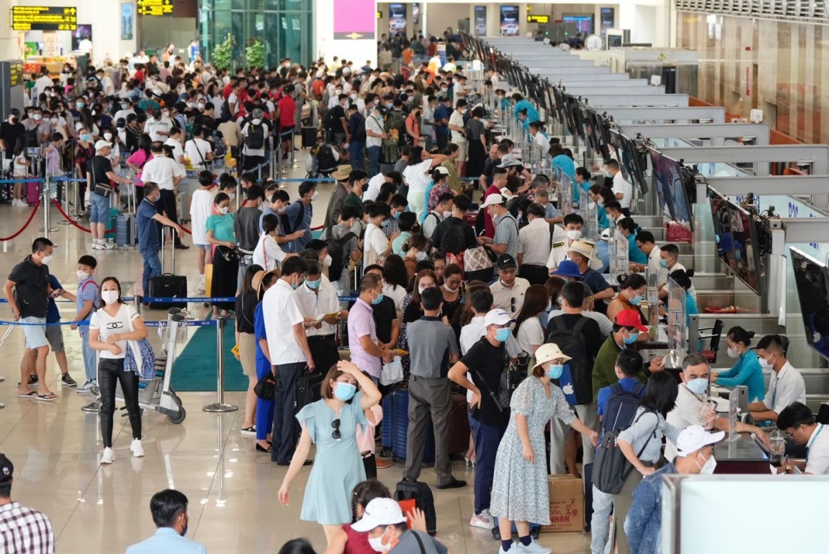 Hạn chế người thân đón, tiễn vào giờ cao điểm ở sân bay Nội Bài