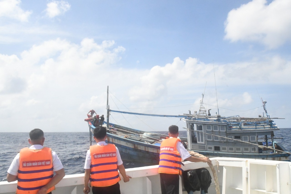 Kịp thời cứu nạn tàu cá và 3 ngư dân gặp nạn gần quần đảo Trường Sa