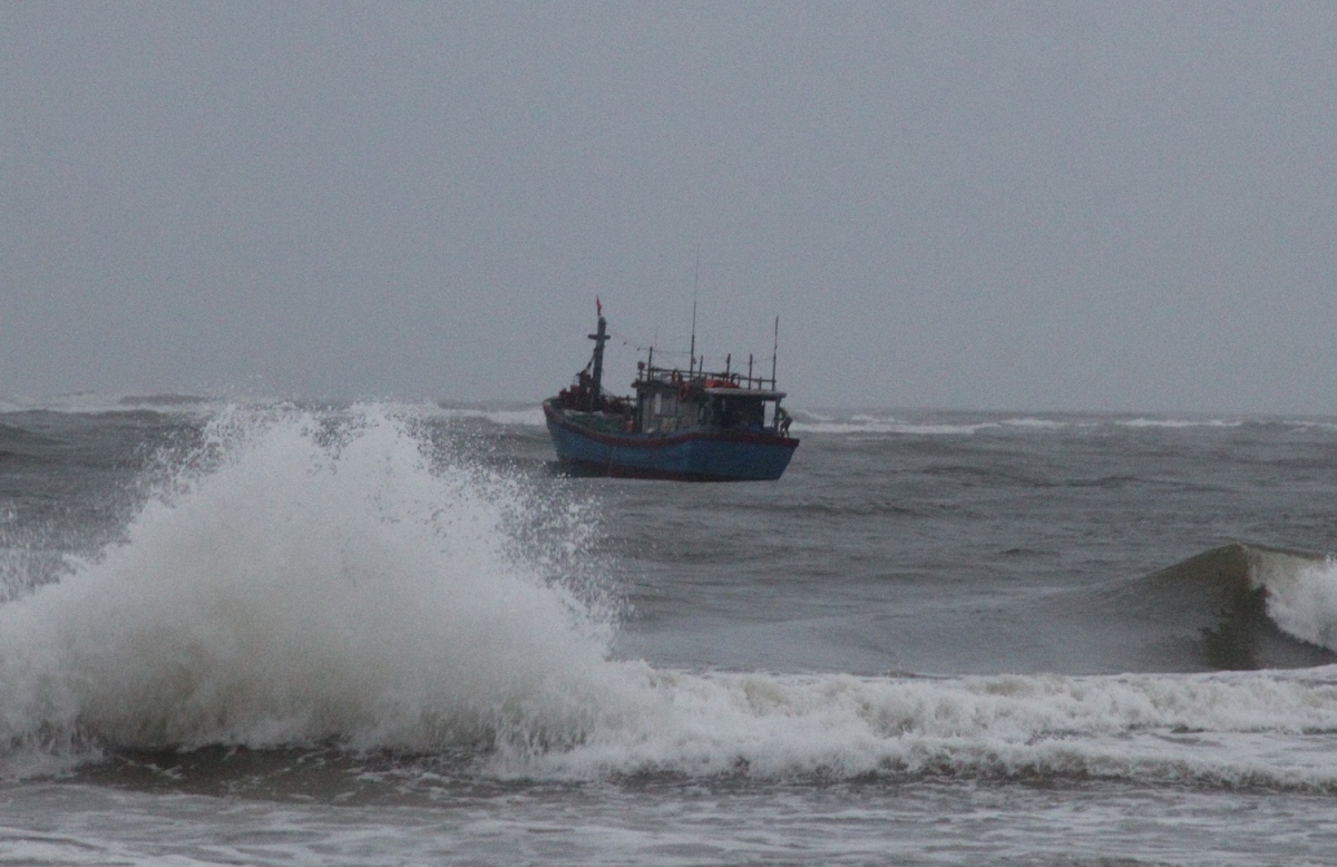 Quảng Trị: Hai tàu cá bị chìm, 3 ngư dân rơi xuống biển được cứu sống