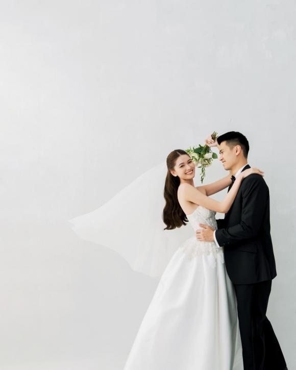 Á hậu Thùy Dung chia sẻ về cuộc sống hôn nhân sau 2 tháng "theo chàng về dinh"