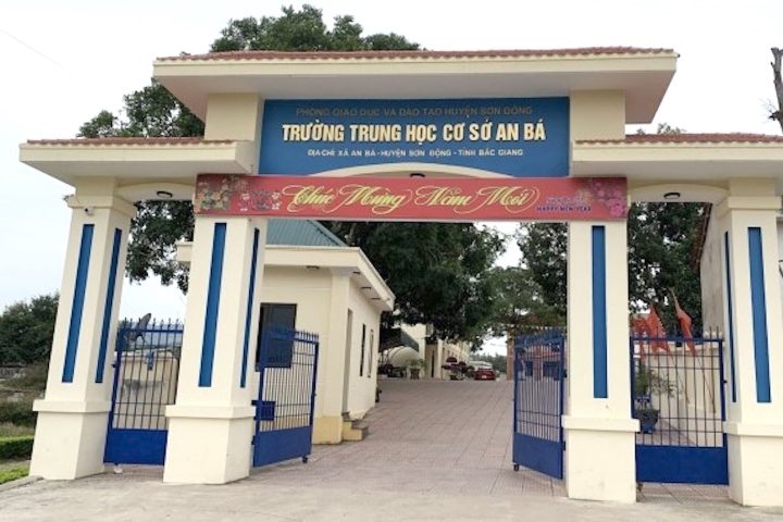 Công an điều tra vụ nữ sinh lớp 7 sinh con trong nhà tắm ở Bắc Giang