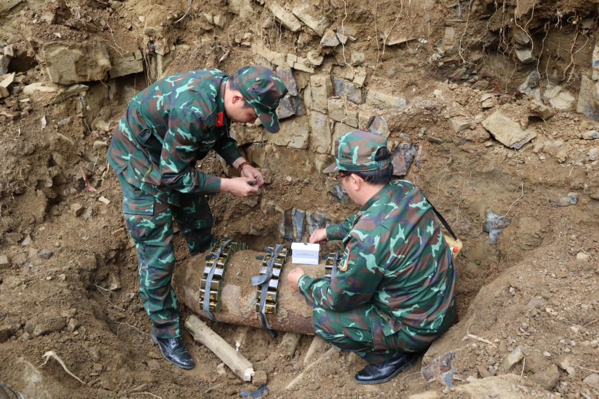 Kích nổ an toàn quả bom nặng 228kg tại Đắk Lắk