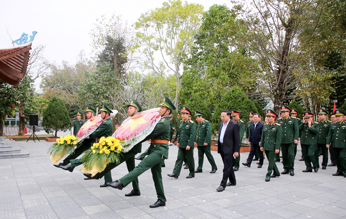 Bộ trưởng Bộ Quốc phòng Phan Văn Giang dâng hương tại Di tích quốc gia Pò Hèn