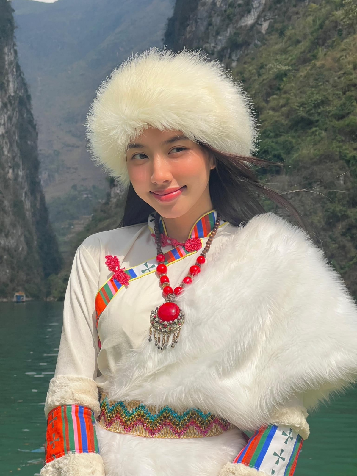 Hoa hậu Thùy Tiên nói lý do mặc trang phục không phù hợp ở sông Nho Quế