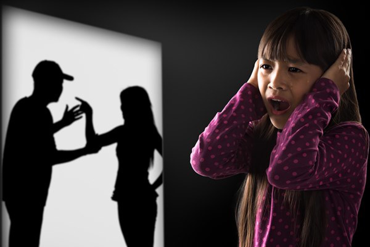 Bạo lực gia đình: Những “vết đen” trong tâm hồn con trẻ…