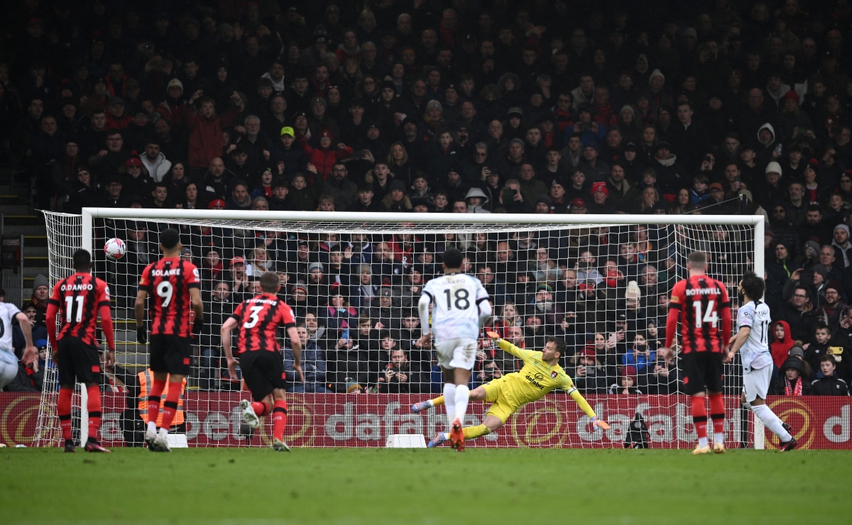 Salah đá hỏng phạt đền, Liverpool thua sốc Bournemouth