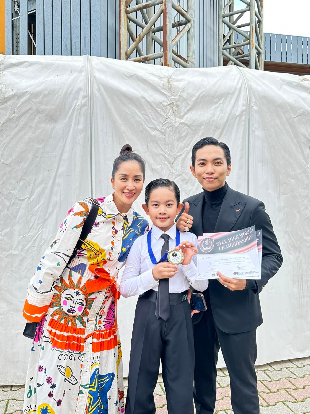 Con trai 8 tuổi của Khánh Thi - Phan Hiển đoạt HCV, lập kỷ lục dancesport Việt