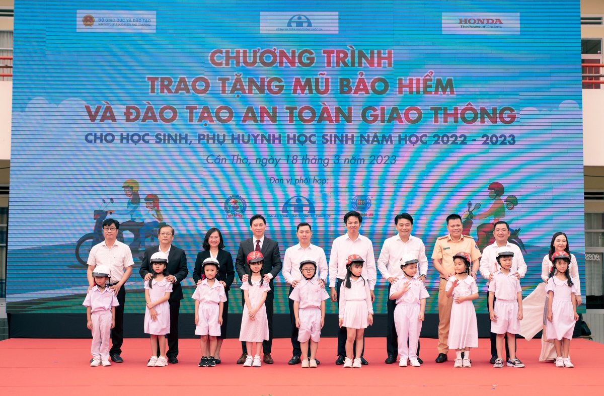 Honda Việt Nam trao tặng mũ bảo hiểm cho học sinh tiểu học tại Cần Thơ