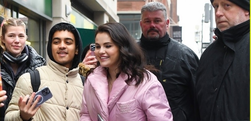 Selena Gomez rạng rỡ chụp hình cùng fans trên phim trường