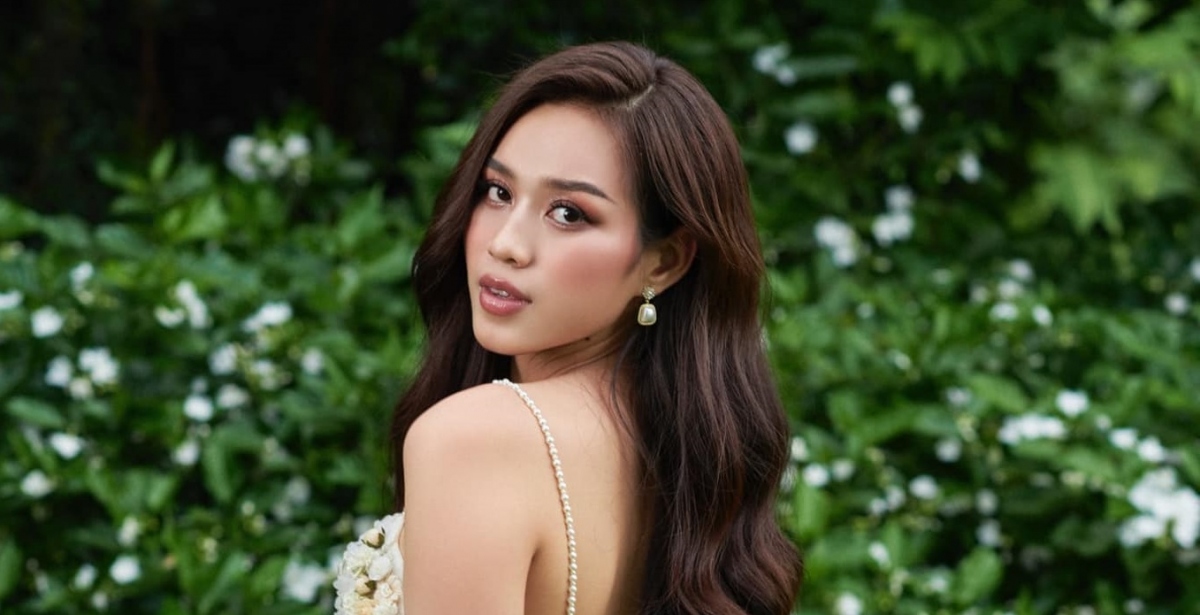 Hoa hậu Đỗ Thị Hà ngọt ngào, quyến rũ với sắc trắng tinh khôi
