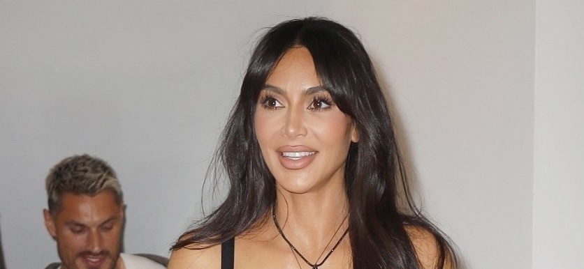 Kim Kardashian trang điểm màu nude, diện đồ gợi cảm dự show thời trang