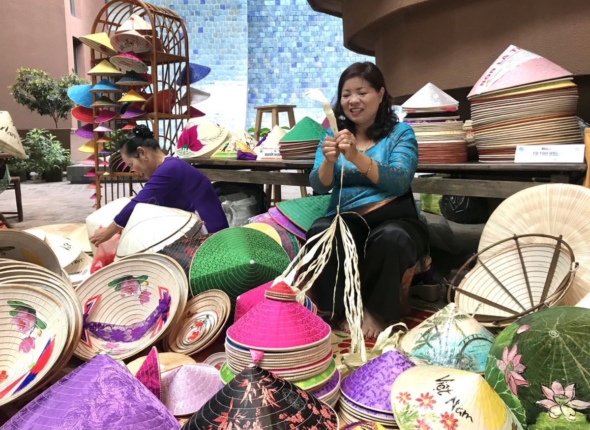 Tôn vinh 10 nữ nghệ nhân và quảng bá sản phẩm sáng tạo làng nghề truyền thống
