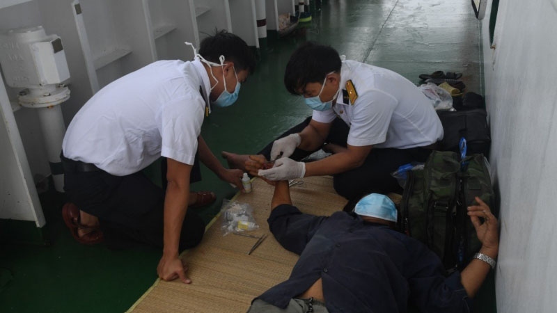 Kịp thời cấp cứu ngư dân gặp nạn trên biển