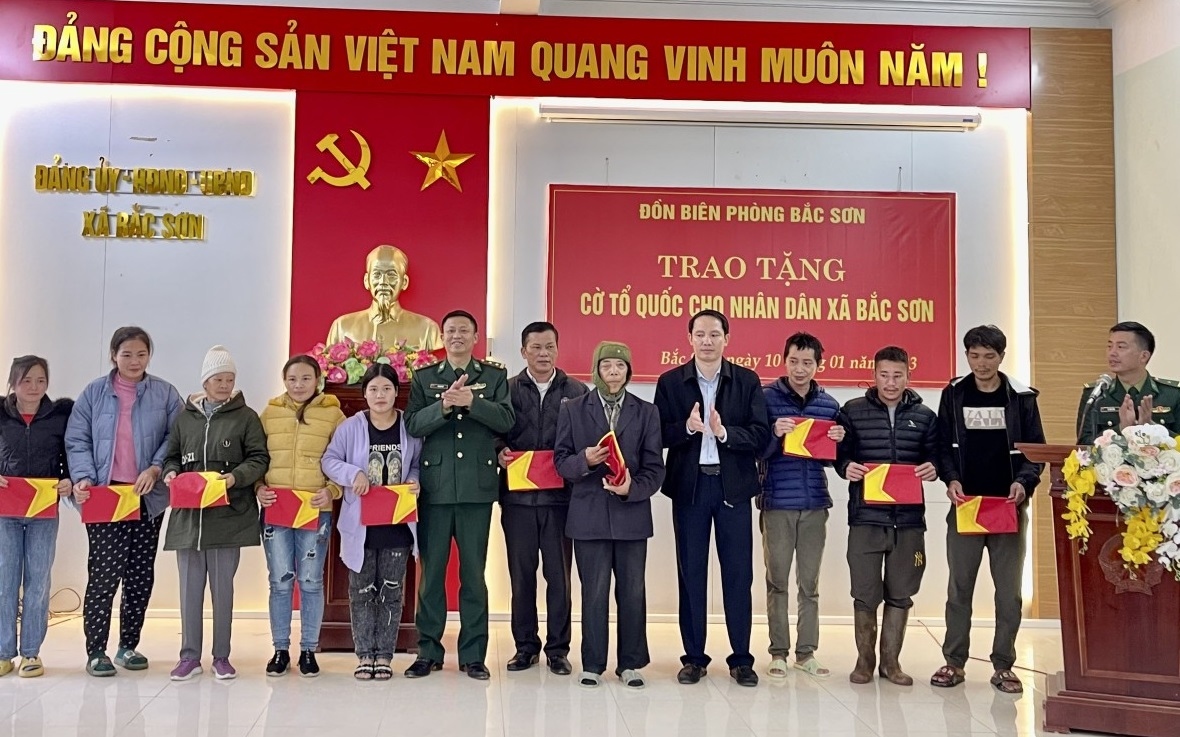 Bộ đội Biên phòng Quảng Ninh tặng 30.000 cờ Tổ quốc và ảnh Bác Hồ