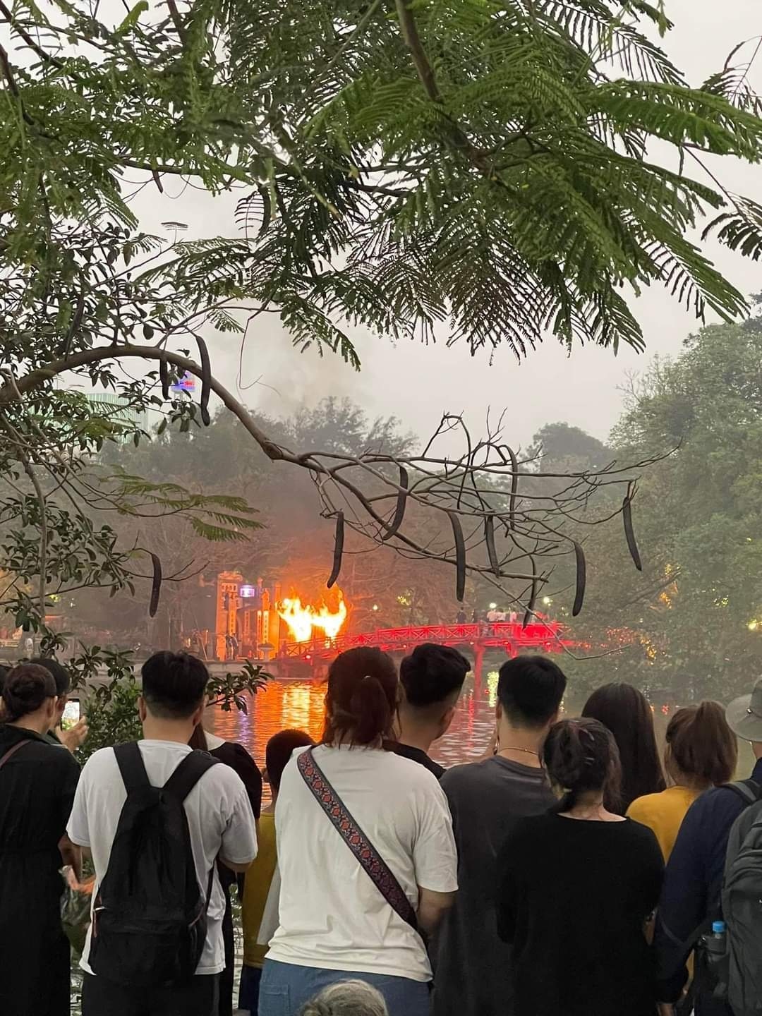 Cháy lớn tại quầy thu vé vào đền Ngọc Sơn ở Hà Nội
