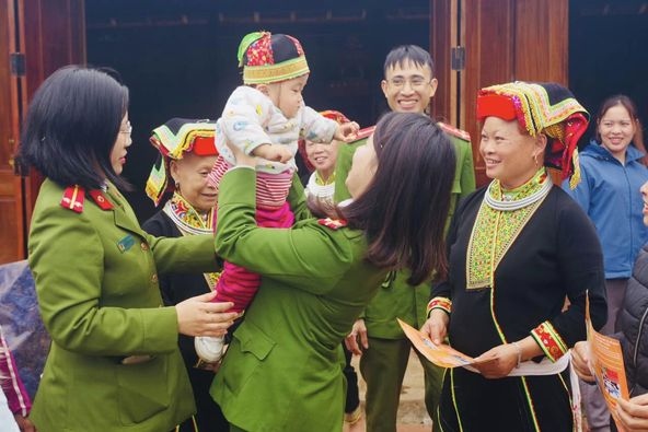 Phụ nữ công an Lạng Sơn: Gần gũi, thân thiện với dân