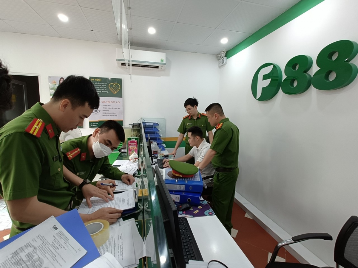 Công an kiểm tra hàng loạt điểm kinh doanh của F88 tại Bắc Giang
