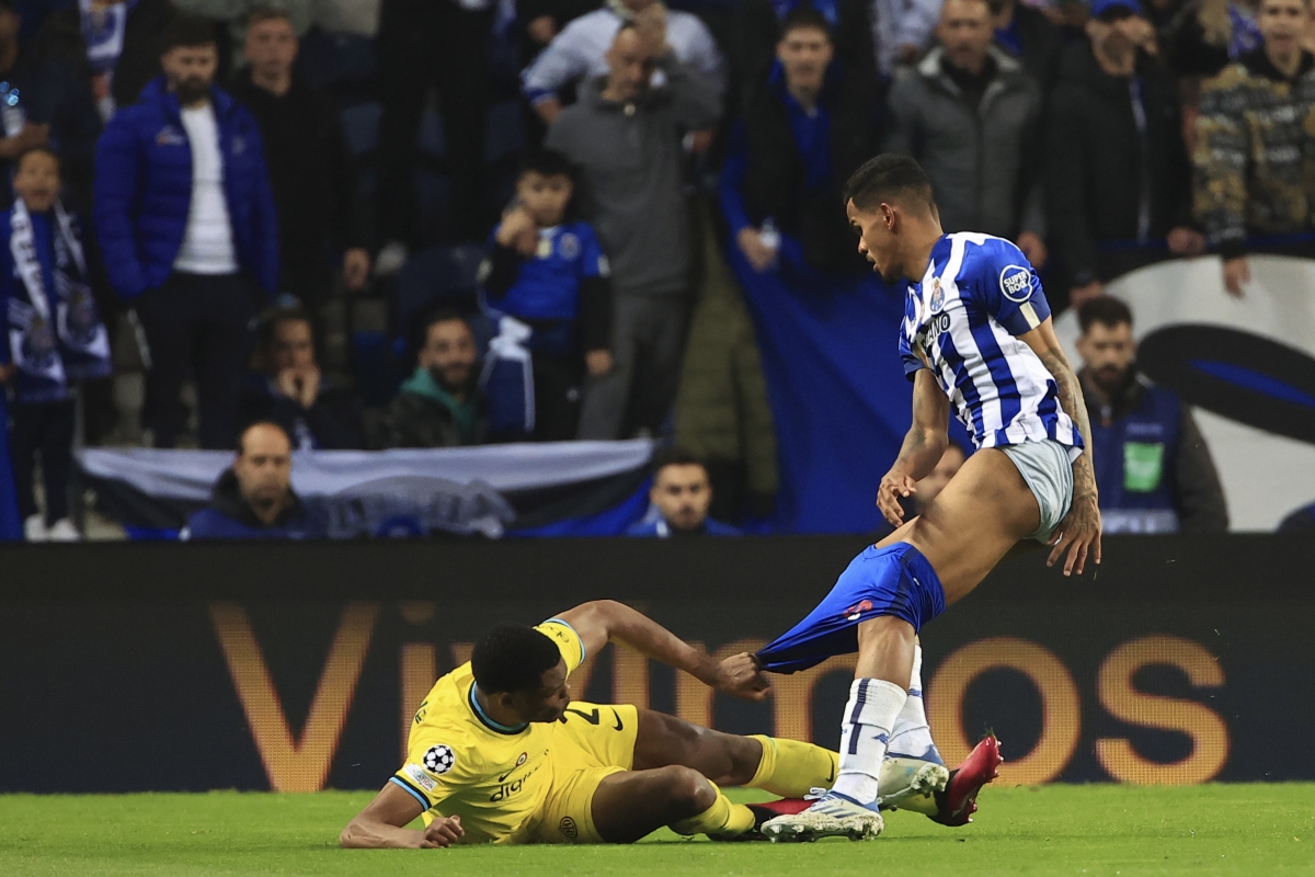 Hy hữu: Tiền đạo Porto bị đối thủ kéo tụt quần ở Champions League