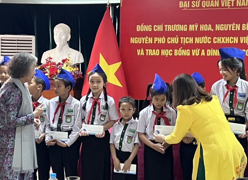 Trao 100 suất học bổng Vừ A Dính cho con em cộng đồng người Việt Nam tại Lào